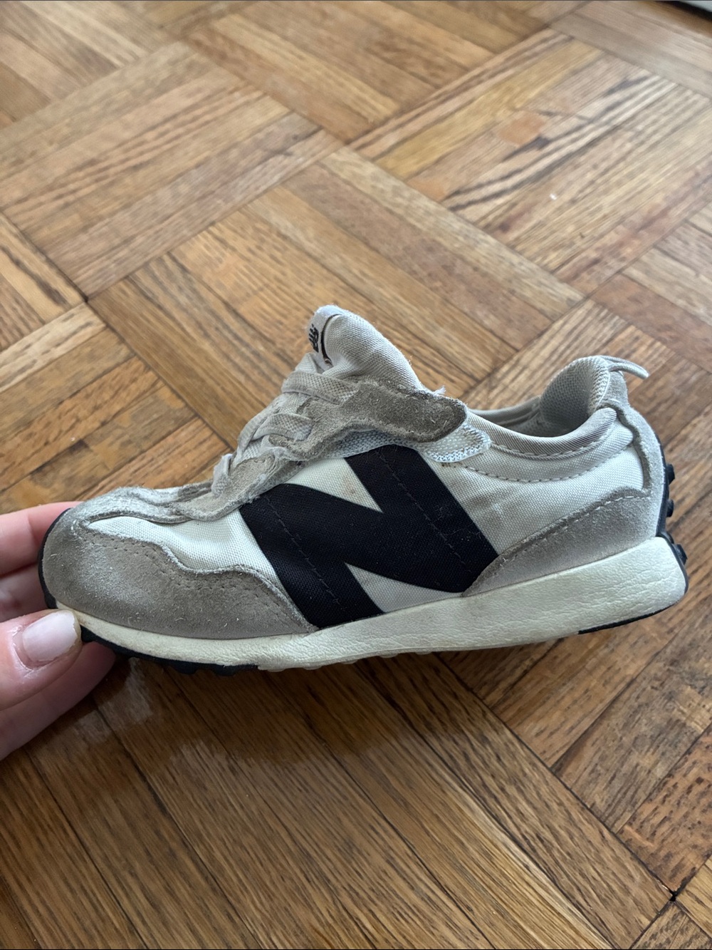 New Balance Kids 327 NEW-B Hook & Loop White and Black Shoes Size 8.5